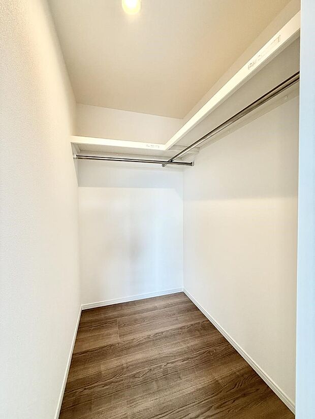 ■WIC付きで衣類も荷物もまとめて収納できる便利な空間です