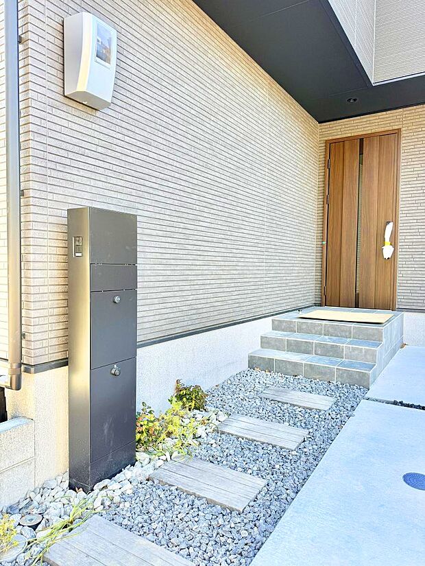 ■ 心地よい暮らしへとつながる、温かい玄関