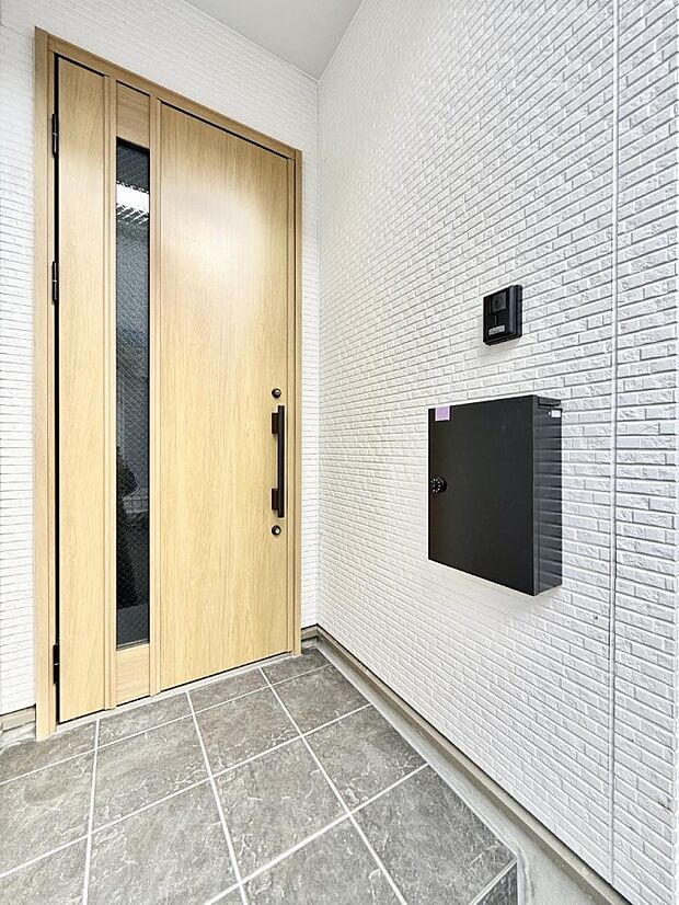 ■ シンプルで美しく、住まいの第一印象を彩る玄関です