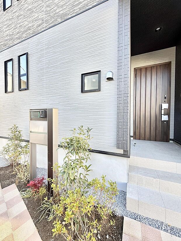 ■ シンプルで美しく、住まいの第一印象を彩る玄関です