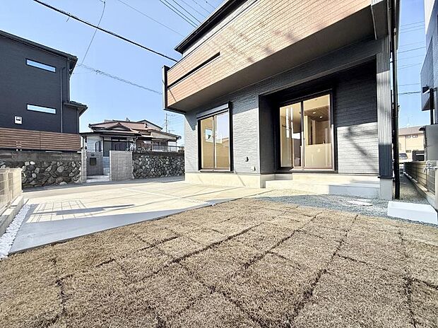 ■季節の移ろいを感じられる、落ち着いた雰囲気の屋外空間