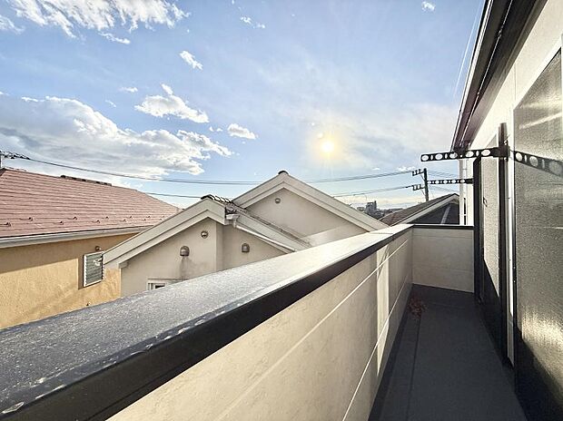 ■ 心地よい風と光を感じる、くつろぎのバルコニー