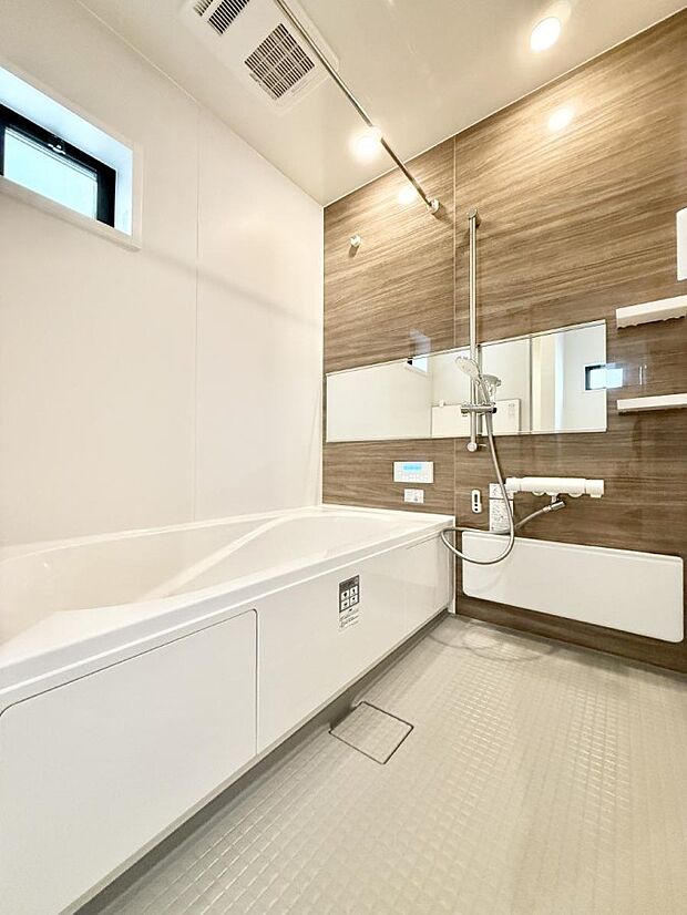 ■落ち着いた色合いの壁面、ゆっくり寛げるバスルーム