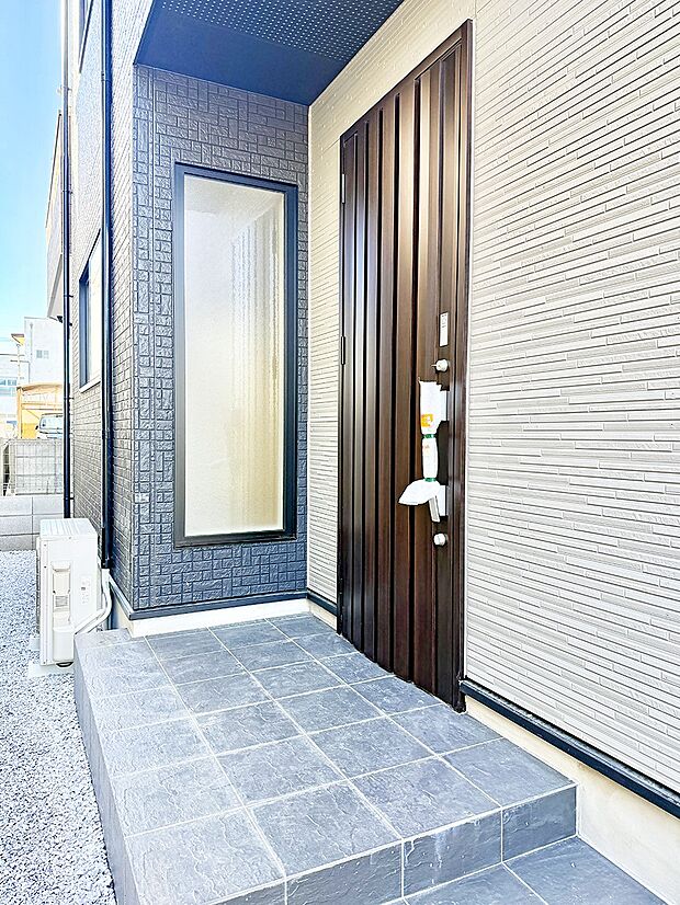 ■ シンプルで美しく、住まいの第一印象を彩る玄関です
