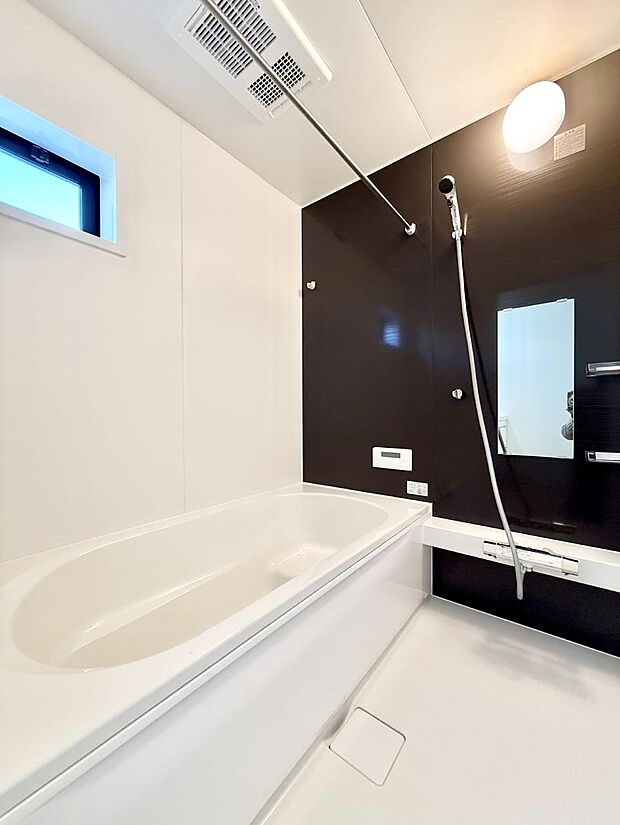 ■落ち着いた色合いの壁面、ゆっくり寛げるバスルーム