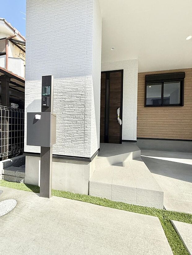 ■ シンプルで美しく、住まいの第一印象を彩る玄関です