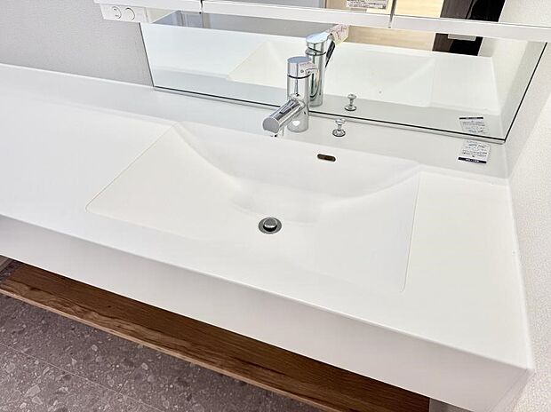 ■細かい部分まで洗いやすく便利なハンドシャワー付き