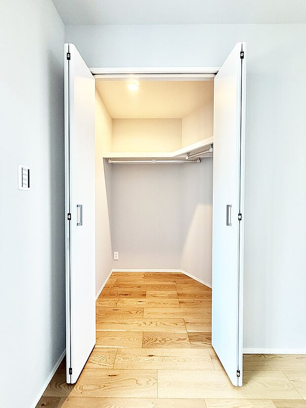 ■WIC付きで衣類も荷物もまとめて収納できる便利な空間です