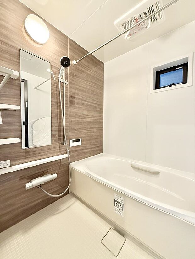 ■落ち着いた色合いの壁面、ゆっくり寛げるバスルーム