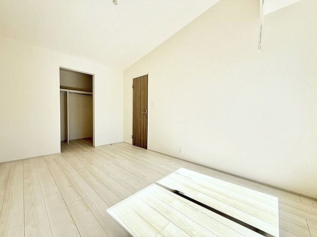 ■シンプルな空間で、収納付きベッドやデスクなど、多機能な家具を活用しやすいです