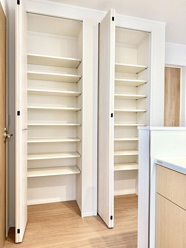 ■物が増えがちなキッチン周りに便利な大容量のスライド収納