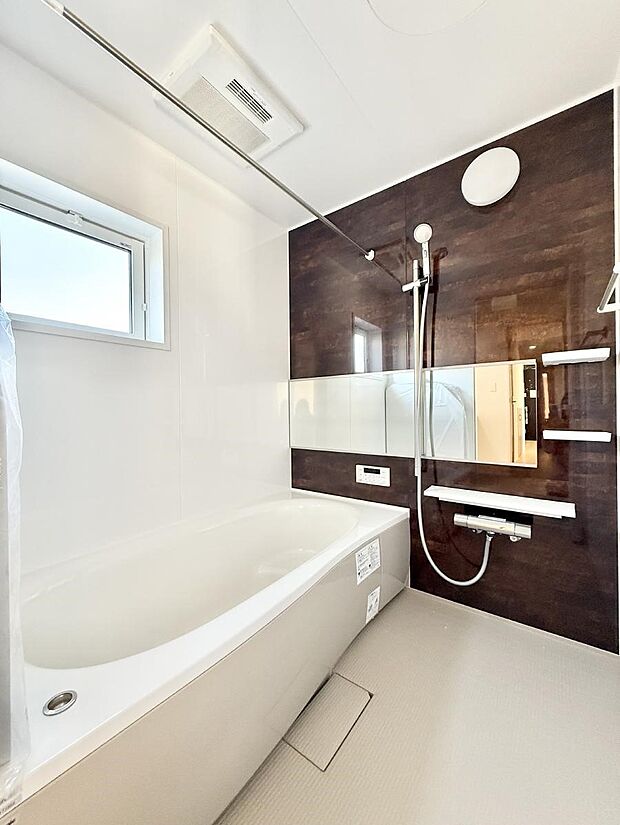 ■落ち着いた色合いの壁面、ゆっくり寛げるバスルーム