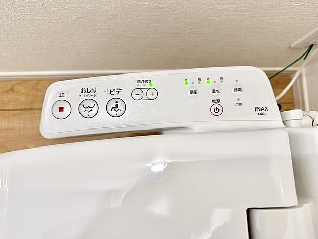 ■温水洗浄で快適、清潔感が保たれるシャワートイレ