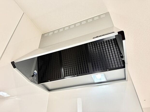 ■フードに覆われている為、匂いが換気扇に誘導され、効率的に排煙ができます