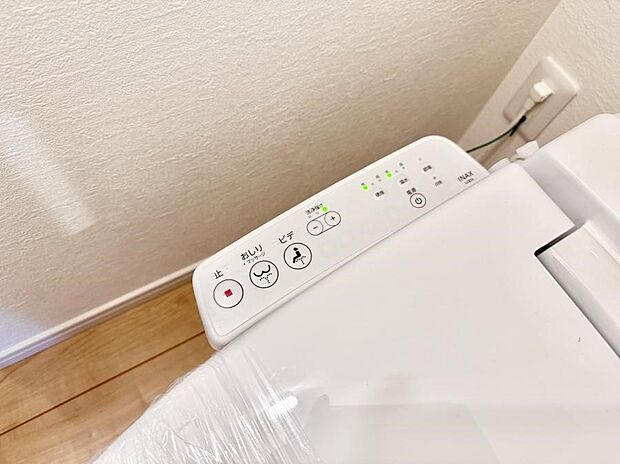 ■温水洗浄で快適、清潔感が保たれるシャワートイレ