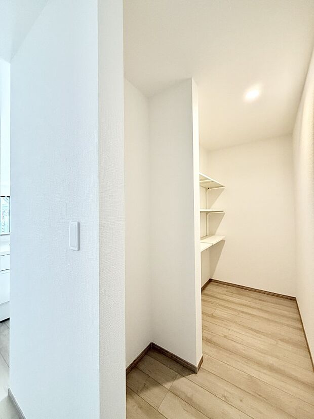 ■収納力たっぷりのパントリー付きキッチンです