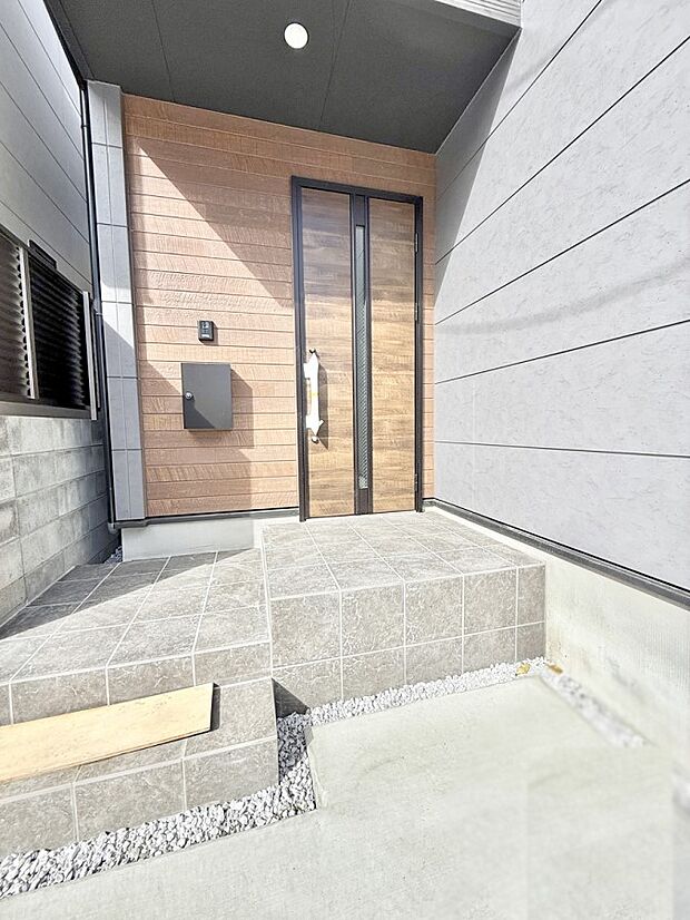 ■ シンプルで美しく、住まいの第一印象を彩る玄関です