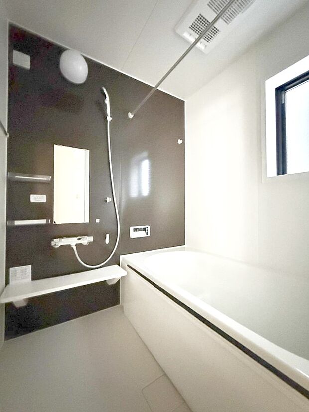 ■落ち着いた色合いの壁面、ゆっくり寛げるバスルーム