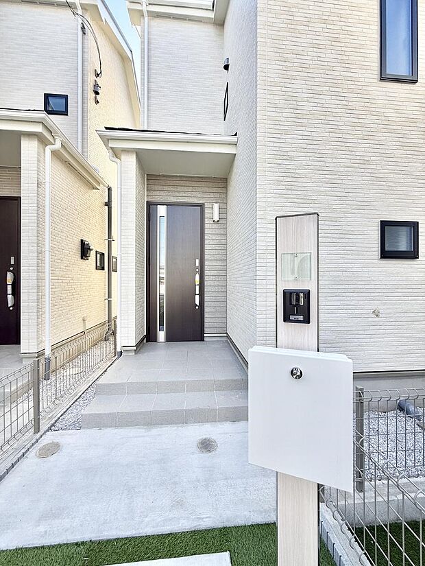 ■ シンプルで美しく、住まいの第一印象を彩る玄関です