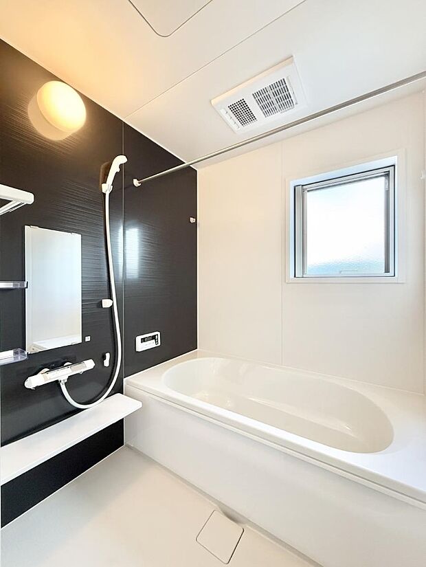 ■落ち着いた色合いの壁面、ゆっくり寛げるバスルーム