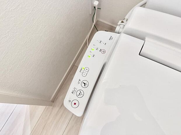 ■温水洗浄で快適、清潔感が保たれるシャワートイレ