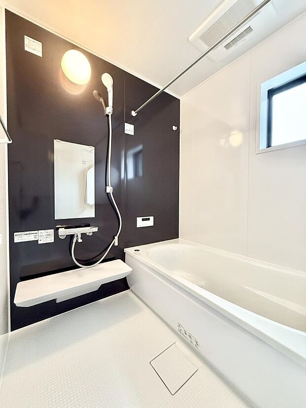 ■落ち着いた色合いの壁面、ゆっくり寛げるバスルーム