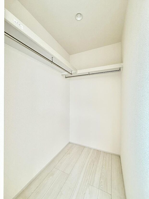■季節の洋服も、思い出の小物もすっきり収納できるウォークインクローゼット付  
