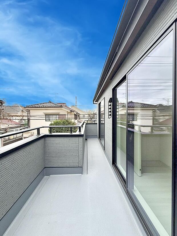 ■ 心地よい風と光を感じる、くつろぎのバルコニー