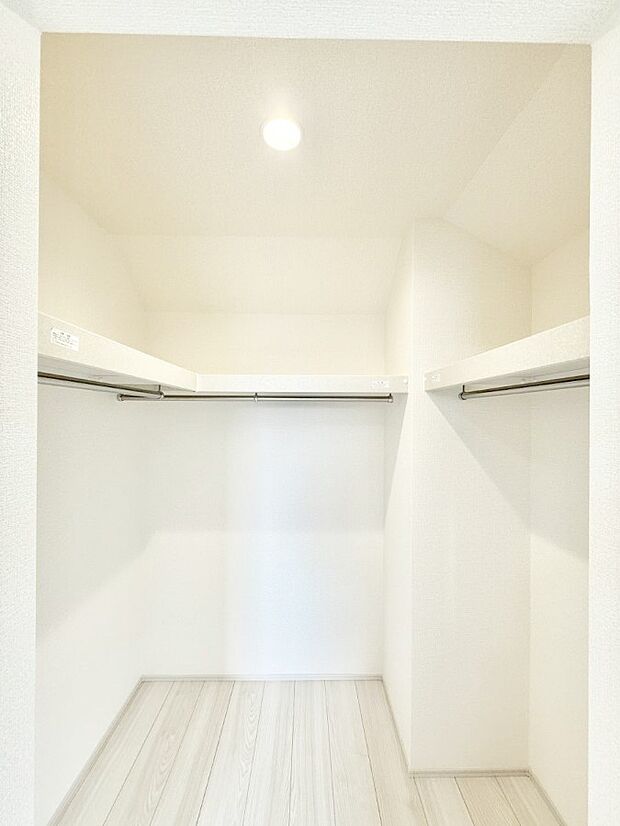 ■季節の洋服も、思い出の小物もすっきり収納できるウォークインクローゼット付