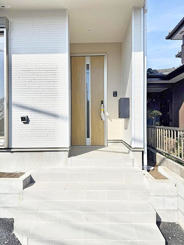 ■ シンプルで美しく、住まいの第一印象を彩る玄関です