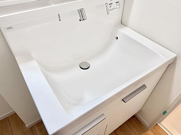 ■細かい部分まで洗いやすく便利なハンドシャワー付き