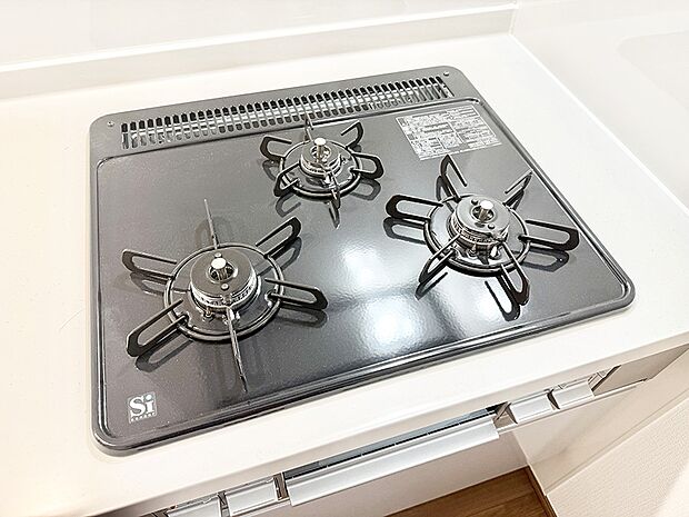 ■3口コンロのシステムキッチンで料理の手順もスムーズに
