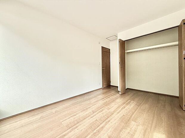 C号棟 ■シンプルな空間で、収納付きベッドやデスクなど、多機能な家具を活用しやすいです
