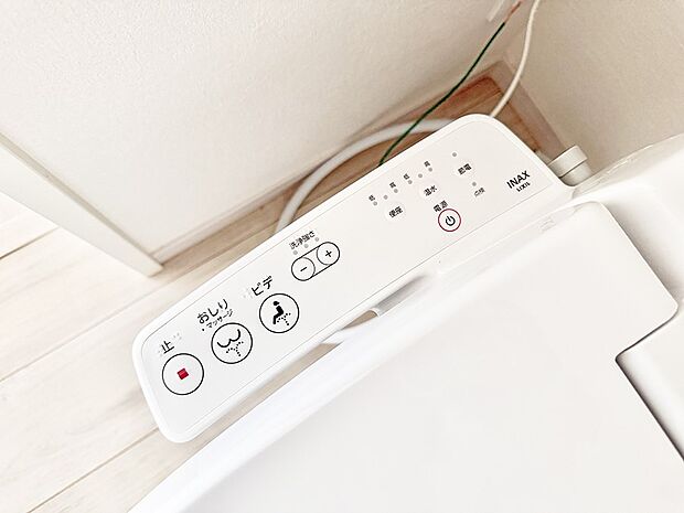 ■温水洗浄で快適、清潔感が保たれるシャワートイレ