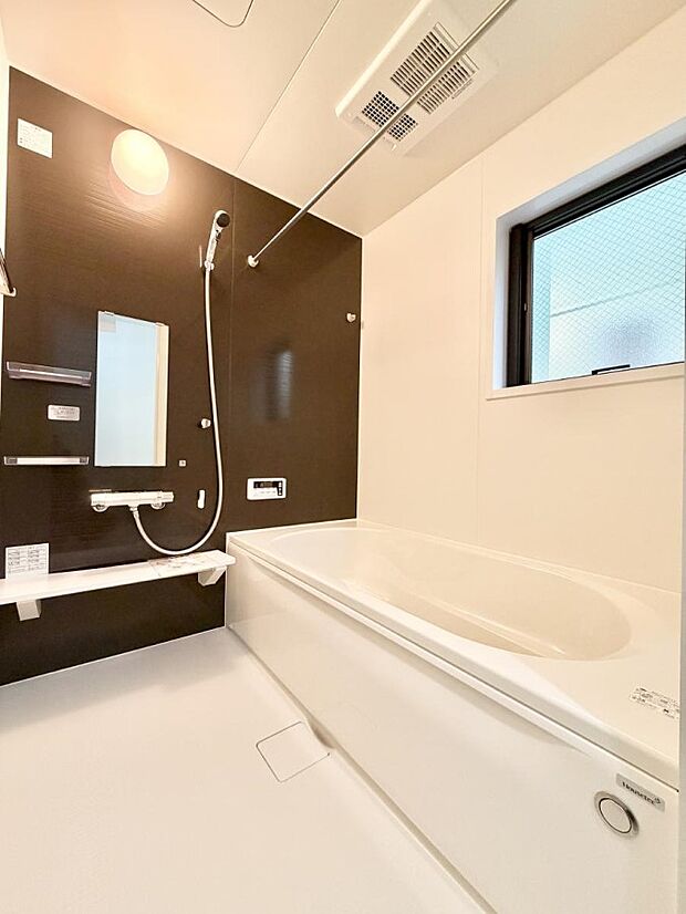 ■落ち着いた色合いの壁面、ゆっくり寛げるバスルーム