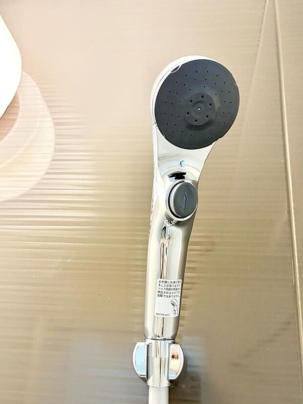 ■手元で簡単に止水できるため、水の無駄遣いを減らすことができます。