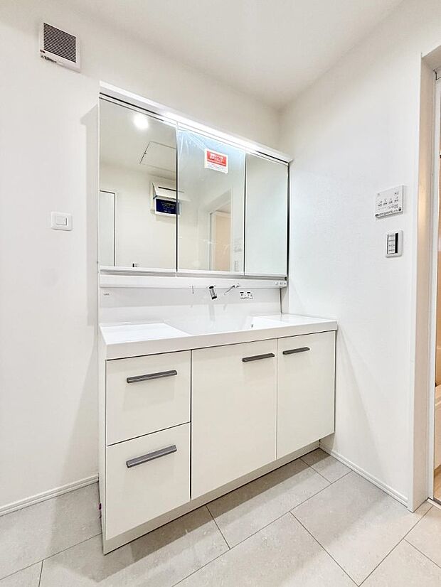 ■明るい洗面所は毎朝の歯磨きも楽しくできちゃいそうです♪