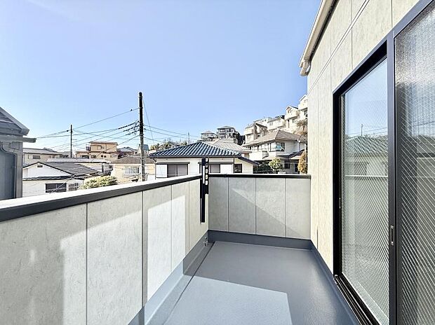 ■ 心地よい風と光を感じる、くつろぎのバルコニー