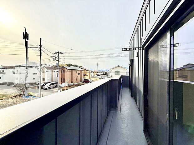 ■ 心地よい風と光を感じる、くつろぎのバルコニー