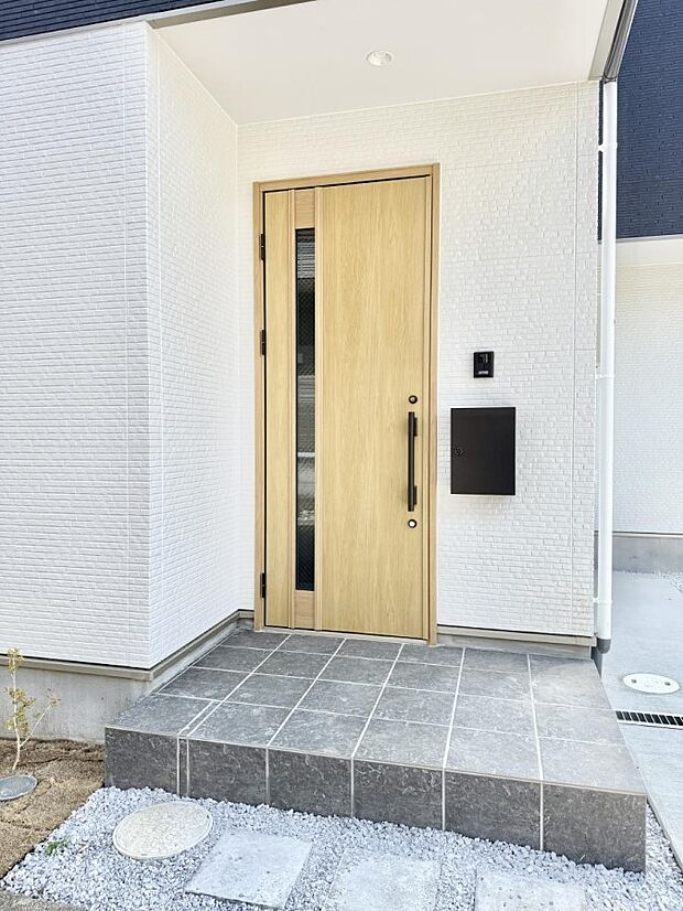 ■ シンプルで美しく、住まいの第一印象を彩る玄関です