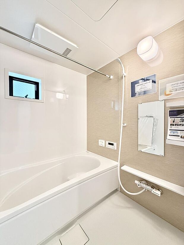 ■落ち着いた色合いの壁面、ゆっくり寛げるバスルーム