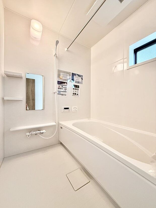 ■落ち着いた色合いの壁面、ゆっくり寛げるバスルーム