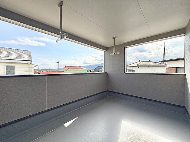 ■ 心地よい風と光を感じる、くつろぎのバルコニー