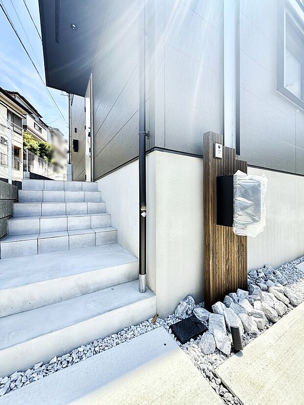 C棟 ■ シンプルで美しく、住まいの第一印象を彩る玄関です