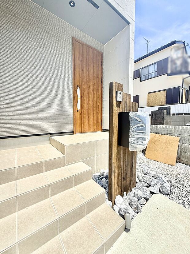 B棟 ■ 心地よい暮らしへとつながる、温かい玄関