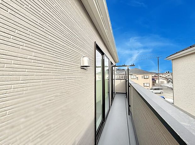 ■ 心地よい風と光を感じる、くつろぎのバルコニー