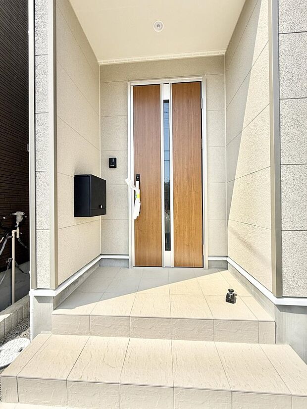 ■ シンプルで美しく、住まいの第一印象を彩る玄関です