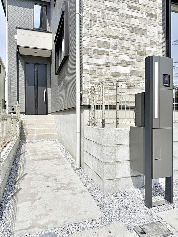 ■ シンプルで美しく、住まいの第一印象を彩る玄関です