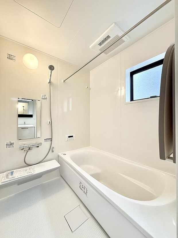 ■落ち着いた色合いの壁面、ゆっくり寛げるバスルーム