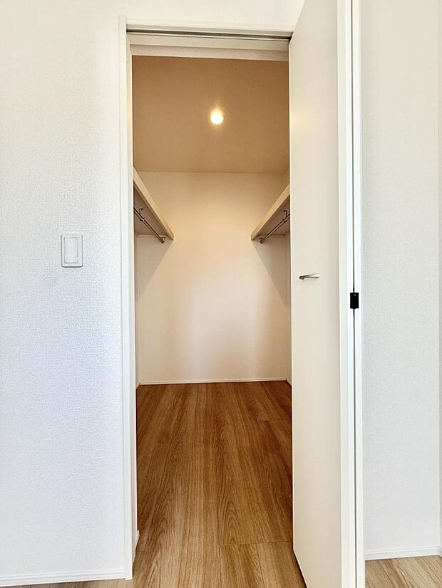 ■季節の洋服も、思い出の小物もすっきり収納できるウォークインクローゼット付